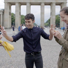 Antonio Díaz haciendo un truco en la Puerta de Brandenburgo.