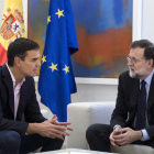 El líder del PSOE, Pedro Sánchez, habla con el presidente del Gobierno, Mariano Rajoy, en La Moncloa.