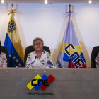 La presidenta del Consell Nacional Electoral, Tibisay Lucena (al centre), oferint declaracions.