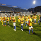 Los jugadores del Lleida se pusieron la camiseta de la senyera al acabar el partido ante el At. Saguntino.
