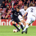 Aduriz, autor del gol del Athletic, intenta irse de dos rivales.