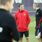Andrés Iniesta, conversando ayer con Valverde durante el entrenamiento en la Ciutat Esportiu.