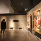 Una visitante del Museu de Lleida contempla una de las paredes vacías tras el traslado de las obras.