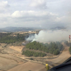 Imagen aérea del fuego que se originó ayer en Castelló de Farfanya. 