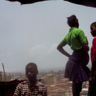 Sierra Leone. Un grup de nens i nenes després de tornar de l'escola a Sierra Leone.
