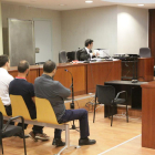 Els tres urbans escolten l’al·legat del seu advocat, Dani Ibars, durant el judici a l’Audiència.