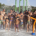 Turistas refrescándose ayer en las piscinas del camping de Sant Llorenç.