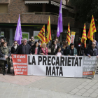 Membres de CCOO concentrats ahir al costat de la seu del sindicat a Lleida.