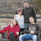 Imma Bellera, Jordi Abella y sus dos hijos, Genís y Àssua Bellera Abella.