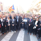 El grup d’advocats que ahir es va mobilitzar a Lleida sota el lema ‘Togues contra porres’.