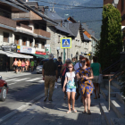 Turistas ayer en las calles de Vielha, uno de los municipios declarados turísticos a efectos comerciales.
