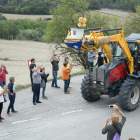 L’urna va arribar a Estaràs en un tractor aplaudit i fotografiat pels veïns.