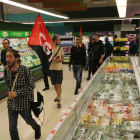 Un piquete informativo entrando en un supermercado de Mercadona en Lleida.