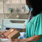 El hospital Arnau de Lleida regala cajas de recuerdos a familias para facilitar el duelo perinatal