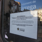 El ayuntamiento de Tàrrega colgó un cartel para informar a los vecinos del cierre de sus instalaciones. 