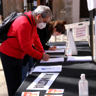Dos personas firmando a favor de la ley de amnistía, ayer, en Barcelona.