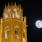 La Superluna al lado de la torre de la Seu Vella de Lleida.