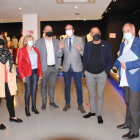 Los alcaldes de Tàrrega, Les Borges, Balaguer, Mollerussa, Lleida y Cervera, en el Museu dels Vestits de Paper de la capital del Pla.