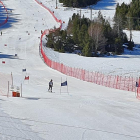Esquiadores ayer entrenándose en Espot, todavía condicionada por el confinamiento comarcal.