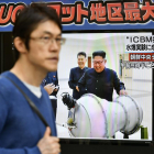 Un home passa per davant d’una pantalla de televisió a Tòquio que mostra el líder nord-coreà, Kim Jong-un, en la seua prova nuclear.