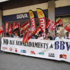 Los sindicatos manifestándose ayer en un BBVA de Lleida.