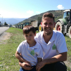 Andreu Ramos, ayer con su pequeño, en la tractorada en el Alt Urgell.