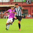 Dos jugadores pugnan por el balón en una acción del partido de ayer.