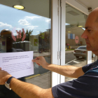 Xavier Quinquillà penjava ahir el cartell a la porta de l’Orfeó Lleidatà anunciant el tancament del centre.