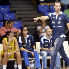 Bernat Canut, donant instruccions a les jugadores durant el partit de diumenge davant del Gipuzkoa.