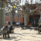 Primer domingo en que bares y terrazas, como esta de Les Borges, pueden abrir de 07.30 a 17.00 horas, medida que el Procicat mantiene.