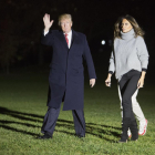 El president nord-americà, Donald Trump, amb la seua esposa als jardins de la Casa Blanca.