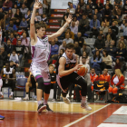 Kregor Hermet cae al suelo ante la presión de Leo Cizmic.