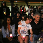 Varias personas asisten a una vigila en la Universidad de Nevada Las Vegas en memoria de las víctimas.