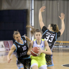 Laure Resimont supera la pressió d’Adrijana Knezevic i Bojana Kovacevic.