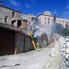 Els bombers van treballar en el foc d’una casa a Cervera.