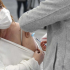 Un sanitario vacuna a una mujer en el Instituto Ferial de Vigo (Ifevi), en Pontevedra