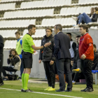 Joan Carles Oliva discuteix amb un tècnic rival, en presència de l’àrbitre, diumenge passat.