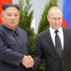 El líder norcoreano junto al presidente de Rusia ayer.