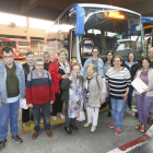 Los participantes, ayer a la salida del bus en Lleida. 