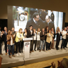 Los candidatos de JxCat por Lleida, junto a una fotografía del cabeza de lista Jordi Turull, en la cárcel, y su esposa Blanca Bragulat. 