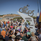 Decenas de personas acudieron al circuito de Jerez para rendir tributo a Nieto frente a su escultura.