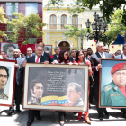 Representantes chavistas, como la mujer de Maduro, portan retratos de Hugo Chávez y Simón Bolívar.