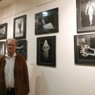 El fotògraf lleidatà Gonzalo Vinagre, ahir al Cercle de Belles Arts amb algunes de les seues imatges.