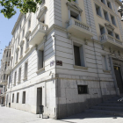 El área económica de la Paeria está ubicada en este edificio en la esquina de Sant Francesc y Blondel.