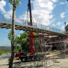 La instalación de la nueva pasarela de Pont de Montanyana.