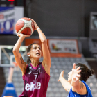 Cristina Peña intenta anotar ante una jugadora del Helios.