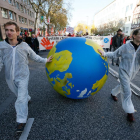 Miles de personas exigen el fin de los combustibles fósiles en Bonn