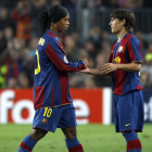Bojan substitueix Ronaldinho durant un partit.