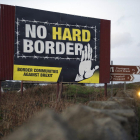 Un cartel en contra de una frontera dura en Irlanda del Norte.