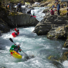 Els palistes del Kayak Sort descendint pel riu Brousette.